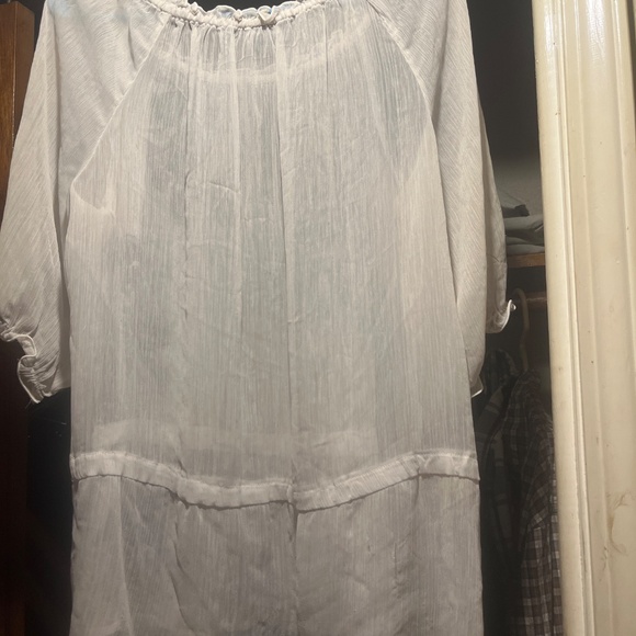 Light and see threw white short sleeved shirt - Picture 3 of 4